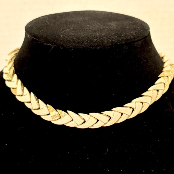 Source Unknown Jewelry - Vintage cream enamel and gold tone 14” necklace.